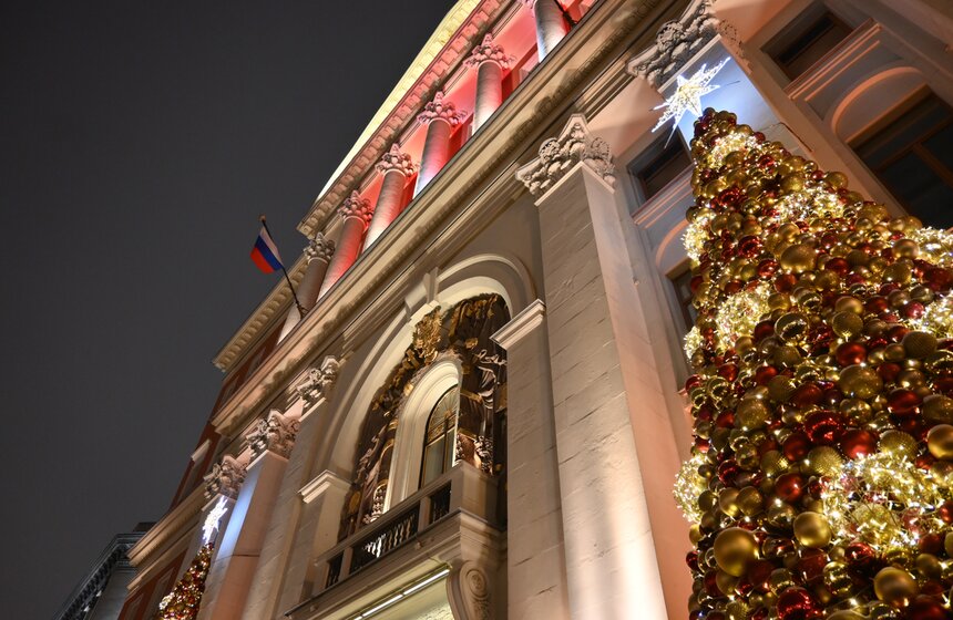 Улицы Москвы украсили к Новому году 7 фото