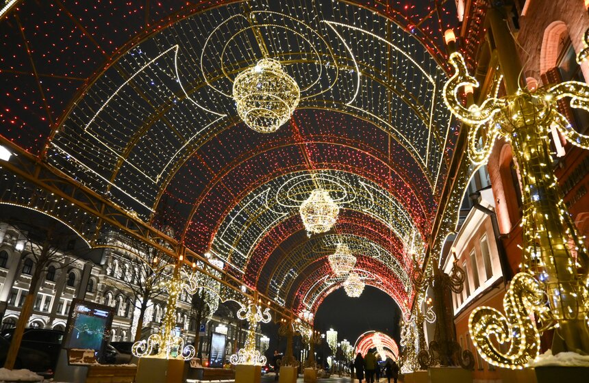Улицы Москвы украсили к Новому году 26 фото