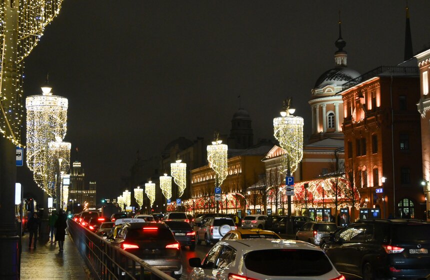 Улицы Москвы украсили к Новому году 25 фото