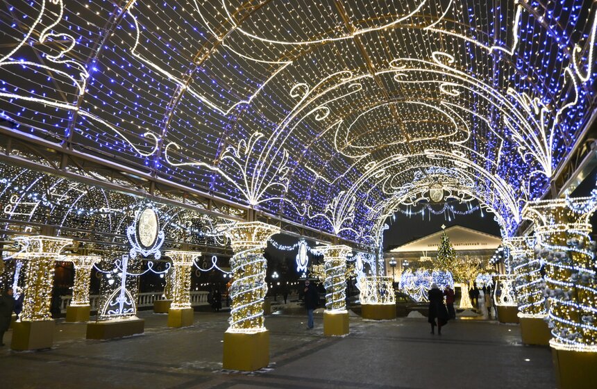 Улицы Москвы украсили к Новому году 14 фото