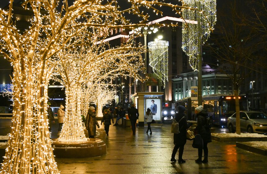 Улицы Москвы украсили к Новому году 19 фото