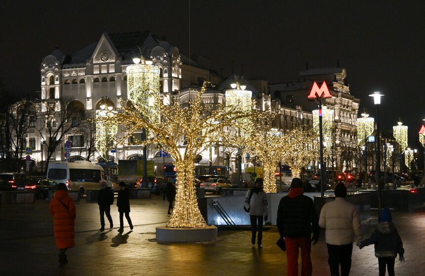 Улицы Москвы украсили к Новому году 23 фото