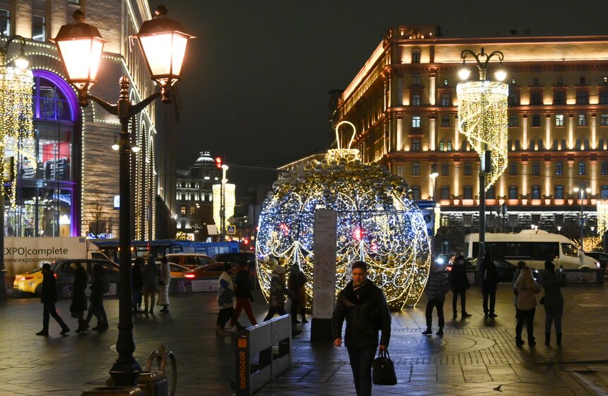 Улицы Москвы украсили к Новому году 22 фото