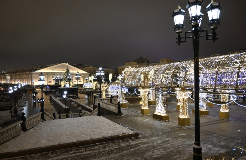 Улицы Москвы украсили к Новому году 13 фото