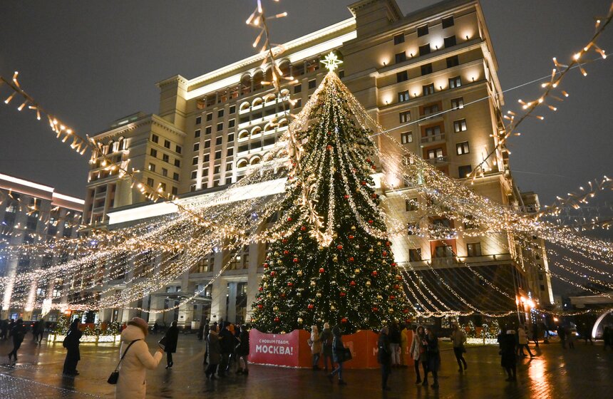 Улицы Москвы украсили к Новому году 12 фото