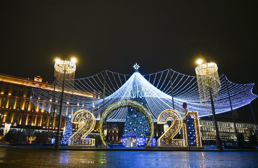 Улицы Москвы украсили к Новому году 28 фото