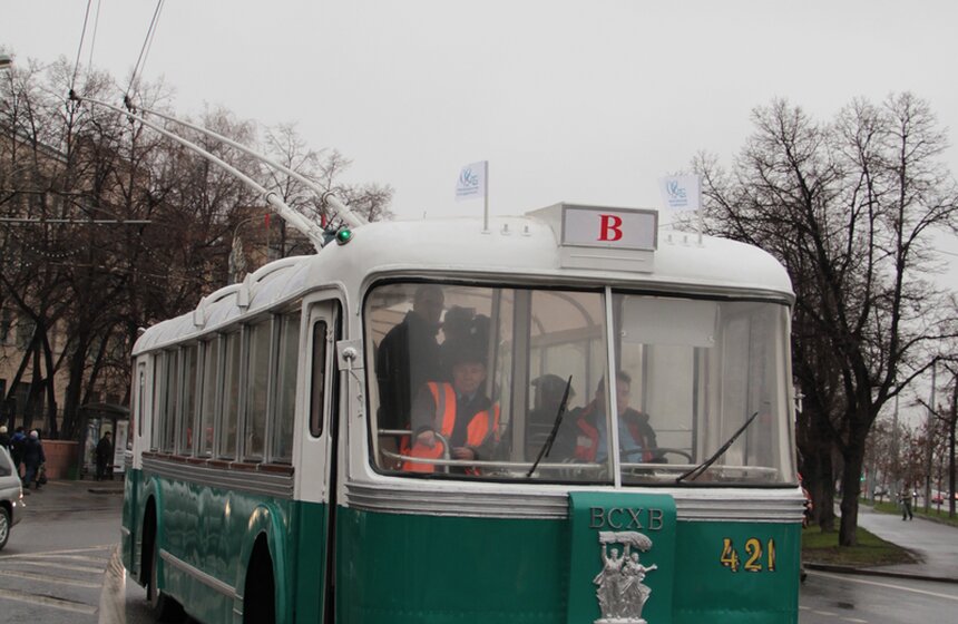 Парад троллейбусов прошел в центре столицы 5 фото