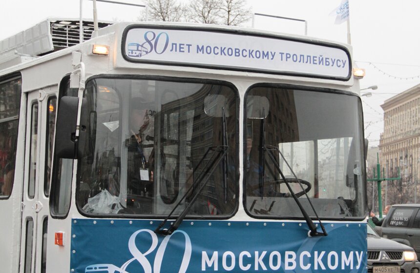 Парад троллейбусов прошел в центре столицы 3 фото