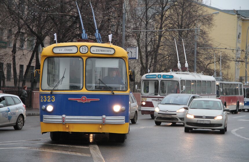 Парад троллейбусов прошел в центре столицы 7 фото