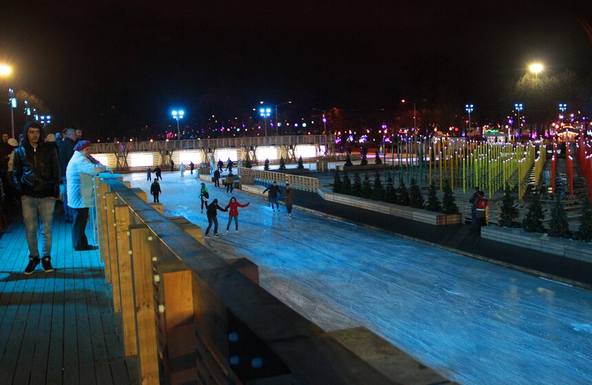 В Парке Горького открылся самый большой каток в Европе 14 фото