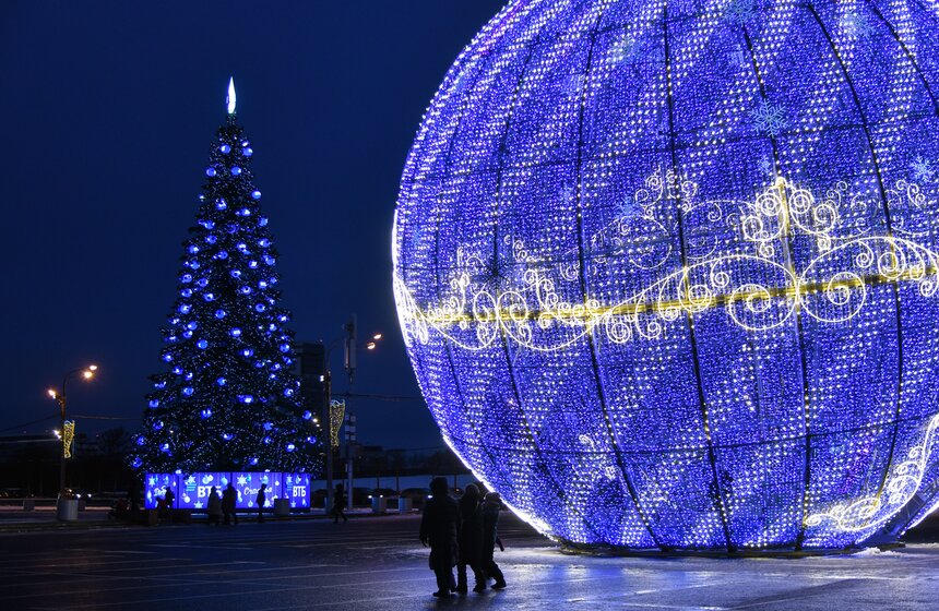 На Поклонной горе установили самый большой в мире светящийся шар 6 фото