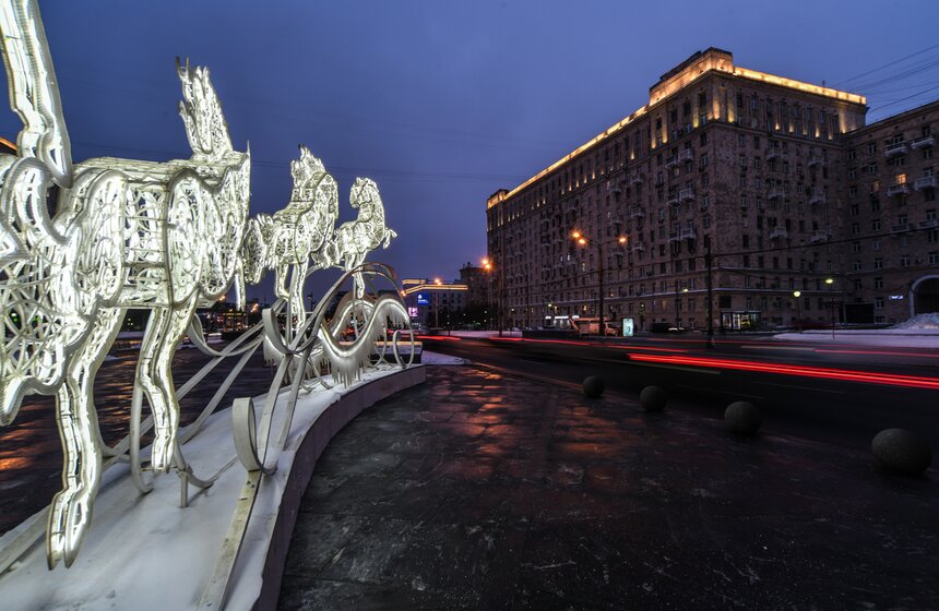 На Поклонной горе установили самый большой в мире светящийся шар 2 фото