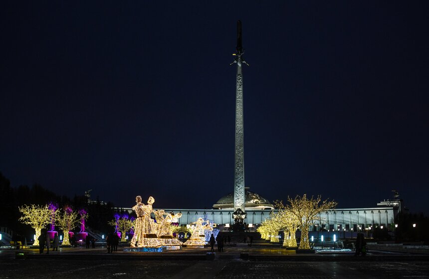 На Поклонной горе установили самый большой в мире светящийся шар 15 фото