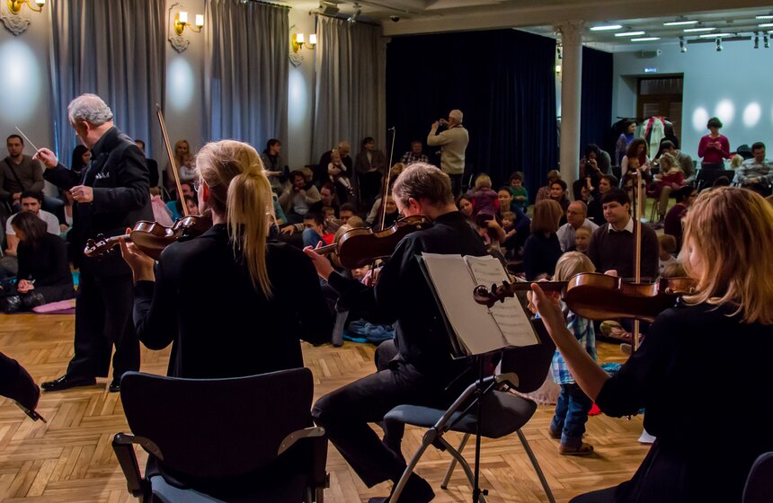 Оркестр Kremlin устроил живой концерт для детей и их родителей 21 фото