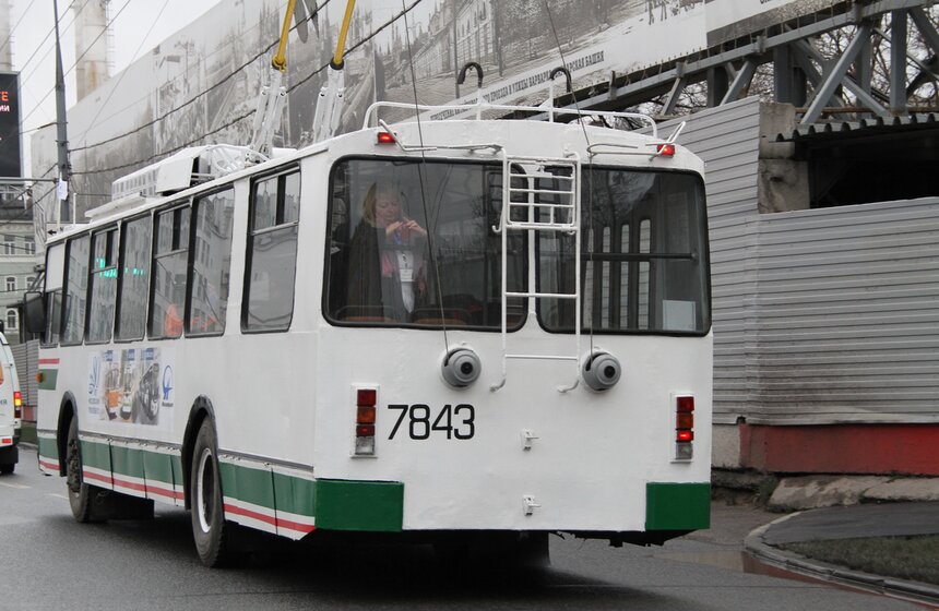 На Театральной площади прошел пробег ретротроллейбусов 17 фото