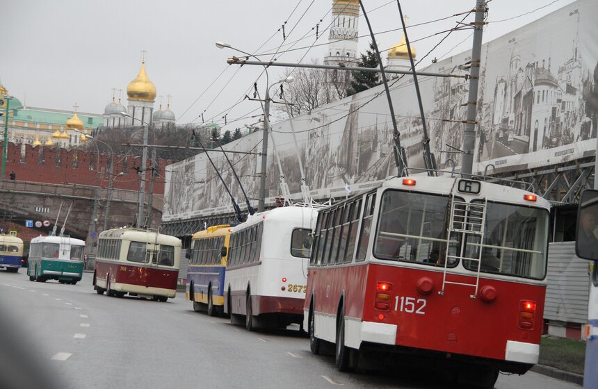 На Театральной площади прошел пробег ретротроллейбусов 18 фото