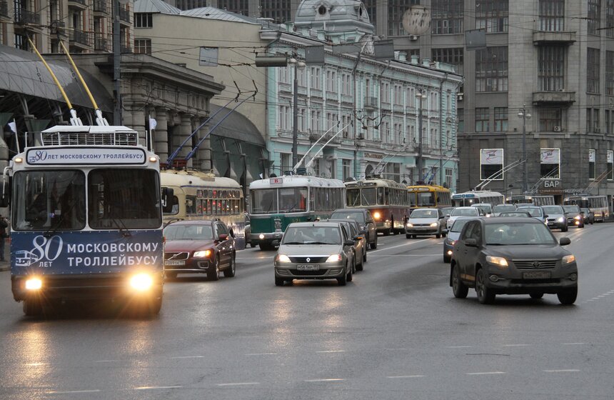 На Театральной площади прошел пробег ретротроллейбусов 1 фото