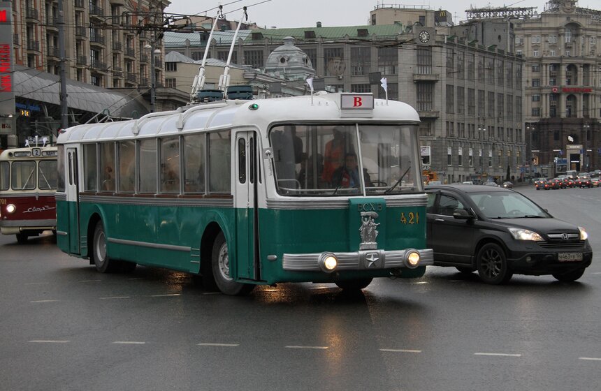 На Театральной площади прошел пробег ретротроллейбусов 2 фото