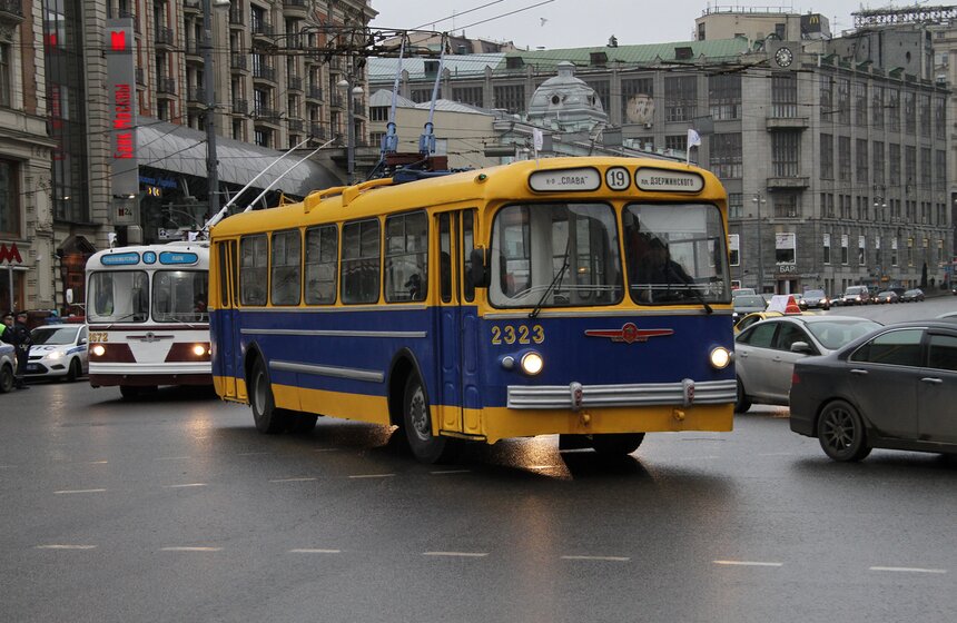 На Театральной площади прошел пробег ретротроллейбусов 4 фото