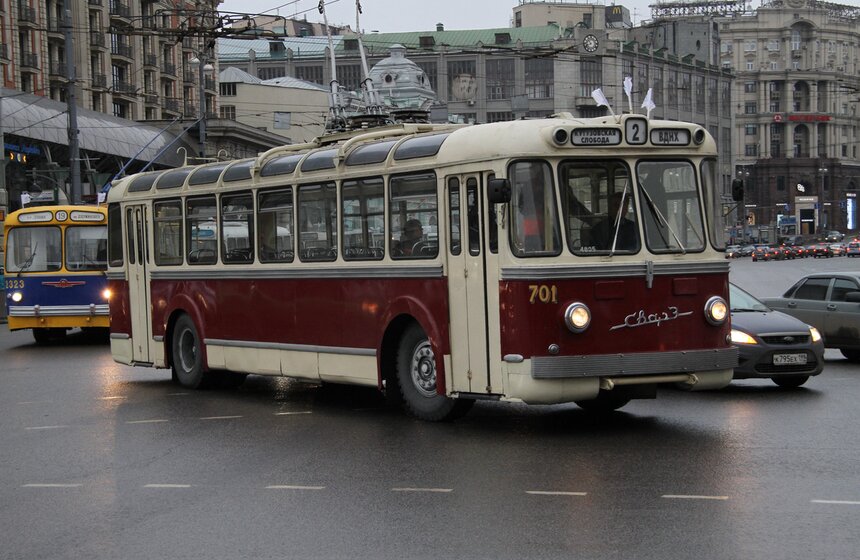 На Театральной площади прошел пробег ретротроллейбусов 3 фото