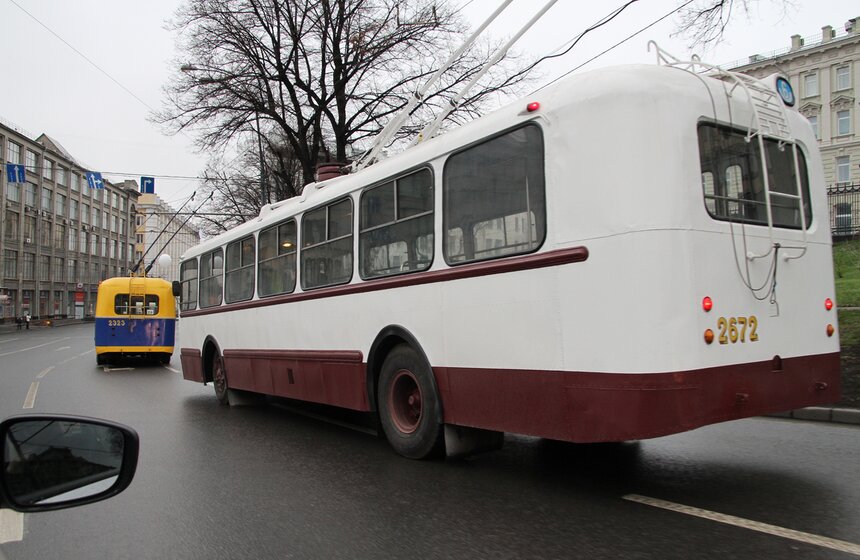 На Театральной площади прошел пробег ретротроллейбусов 15 фото