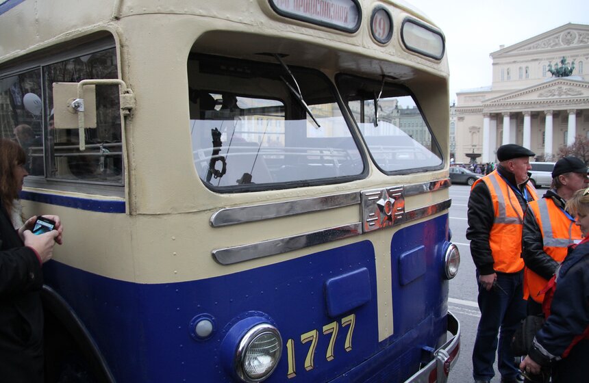 На Театральной площади прошел пробег ретротроллейбусов 8 фото
