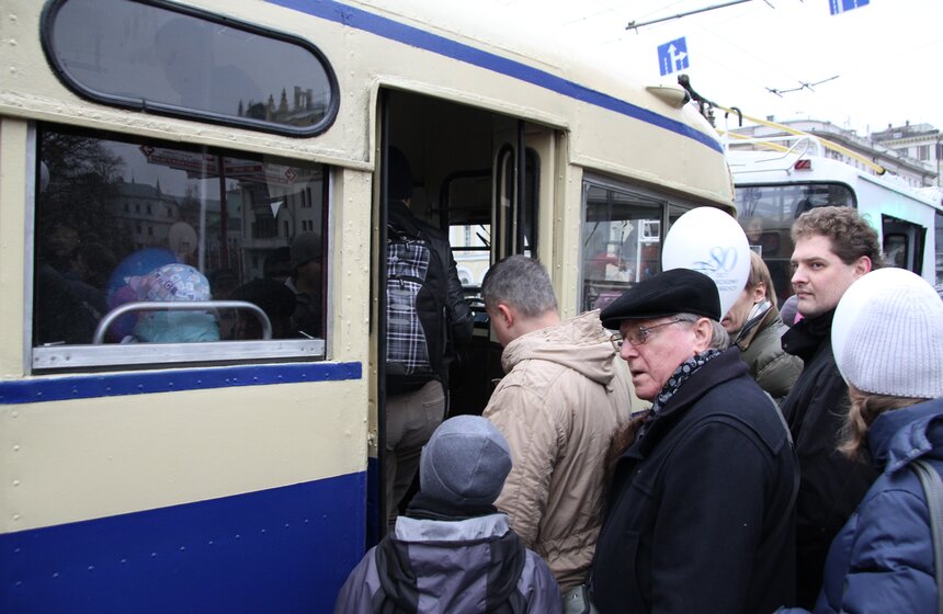 На Театральной площади прошел пробег ретротроллейбусов 7 фото