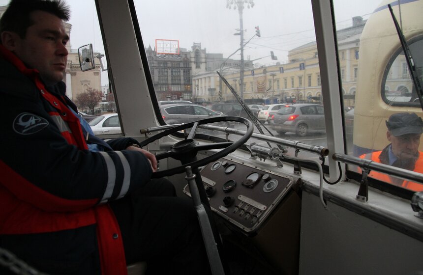 На Театральной площади прошел пробег ретротроллейбусов 6 фото