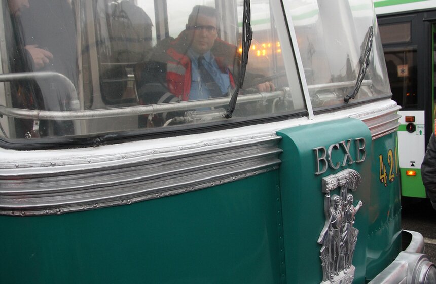 На Театральной площади прошел пробег ретротроллейбусов 12 фото