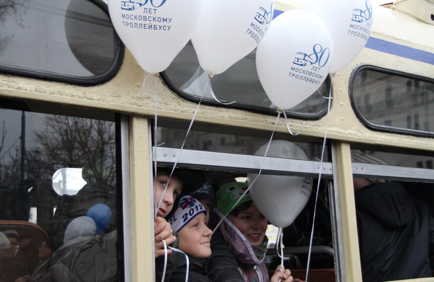 На Театральной площади прошел пробег ретротроллейбусов 11 фото