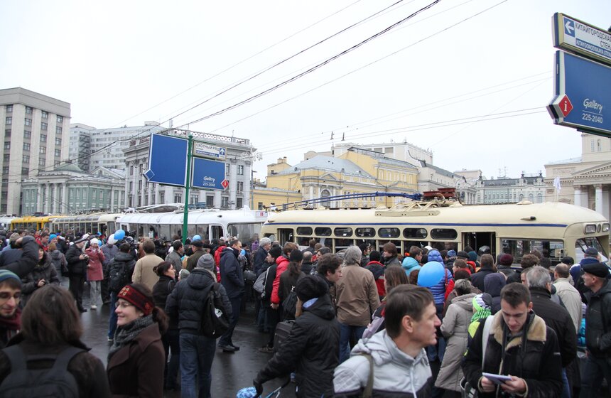 На Театральной площади прошел пробег ретротроллейбусов 10 фото