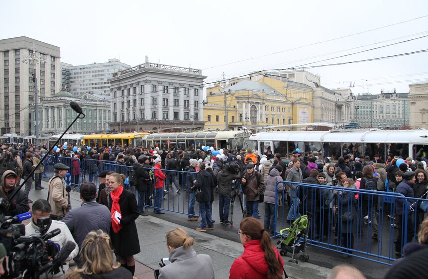 На Театральной площади прошел пробег ретротроллейбусов 13 фото