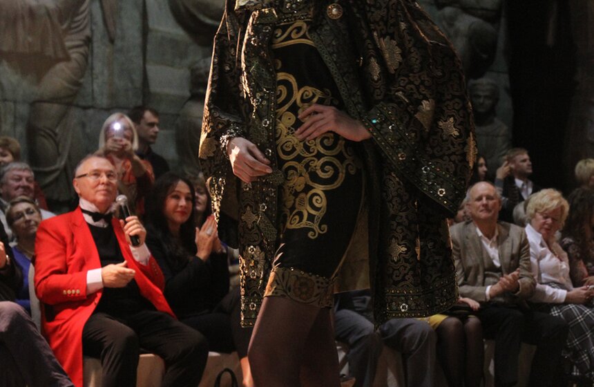 Выставка костюмов и картин Вячеслава Зайцева открылась в РАХ 10 фото