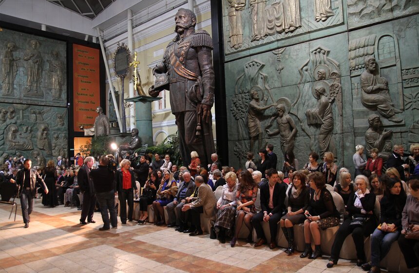 Выставка костюмов и картин Вячеслава Зайцева открылась в РАХ 3 фото