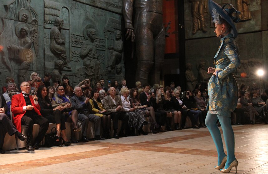 Выставка костюмов и картин Вячеслава Зайцева открылась в РАХ 8 фото