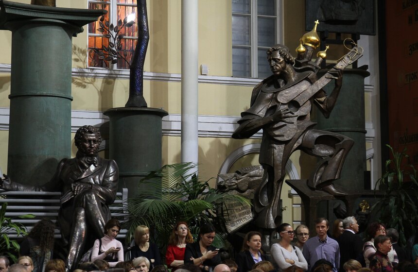 Выставка костюмов и картин Вячеслава Зайцева открылась в РАХ 9 фото