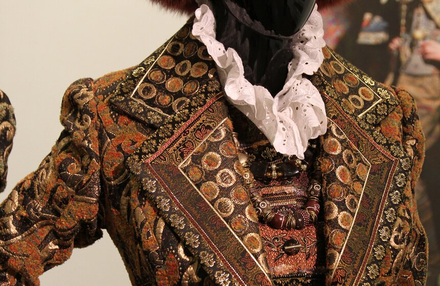 Выставка костюмов и картин Вячеслава Зайцева открылась в РАХ 17 фото