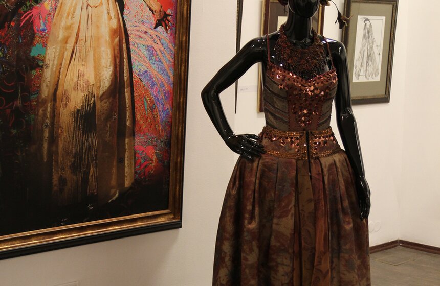 Выставка костюмов и картин Вячеслава Зайцева открылась в РАХ 16 фото