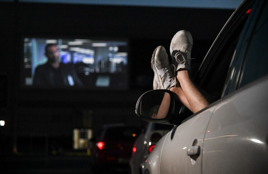 Первый в Москве автокинотеатр "КАРО под звездами" открылся на территории "Крокус Сити". Первой премьерой на большом экране после окончания самоизоляции стала новая семейная экшен-комедия с Дэйвом Батистой "Мой шпион"<br />https://www.m24.ru/galleries/gorod/13062020/8668