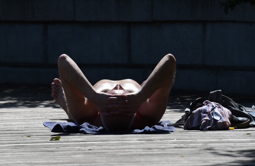 11 июня стал самым жарким днем в Москве с начала года. Согласно показателям термометром на метеостанции ВДНХ, воздух в городе прогрелся до 30 градусов. Жители города активно пользуются теплым временем и принимают солнечные ванные<br />https://www.m24.ru/galleries/gorod/12062020/8666