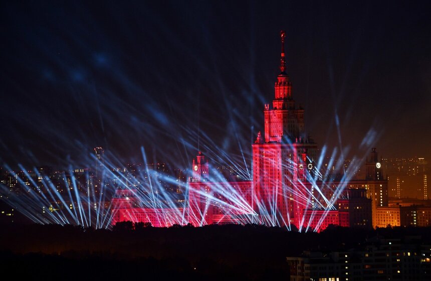 Салют в честь 75-летия Победы в Великой Отечественной войне прошел на Лужнецкой набережной 24 июня. Пиротехническое шоу продлилось 15 минут. В небо выпустили 10 тысяч салютных выстрелов, а также 30 залпов из артиллерийских орудий ЗИС-3<br />https://www.m24.ru/galleries/gorod/25062020/8685