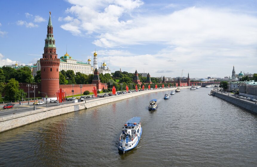 Сезон летней пассажирской навигации стартовал на Москве-реке 23 июня и продлится до середины ноября. Более 60 речных трамвайчиков будут курсировать по акватории столицы. Самый популярный маршрут – от Новоспасского моста до Воробьевых гор и обратно<br />https://www.m24.ru/galleries/transport/23062020/8681