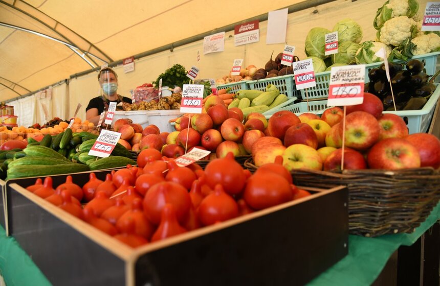 В Москве возобновили работу ярмарки выходного дня. На ярмарках соблюдается социальное дистанцирование, проводится двукратная обработка всех поверхностей и уборка территории с использованием специальных дезинфицирующих средств<br />https://www.m24.ru/galleries/gorod/07062020/8657