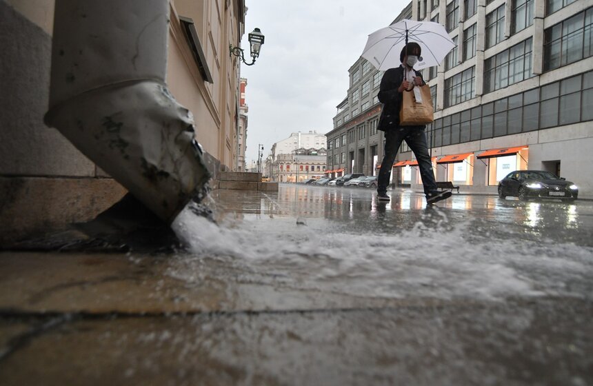 10 июня, Москву накрыл сильный дождь, гроза и град. Самая серьезная ситуация была на северо-западе города. Из-за грозы и штормового ветра в столичном регионе был объявлен повышенный уровень погодной опасности<br />https://www.m24.ru/galleries/gorod/10062020/8662