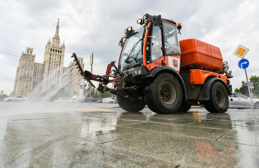 Коммунальные службы города чаще поливали дороги и проводят аэрацию воздуха на фоне жаркой погоды. В жару такие работы позволяли не только содержать дороги в чистоте, но и охлаждать поверхность дорожного полотна<br />https://www.m24.ru/galleries/obshchestvo/10062020/8661
