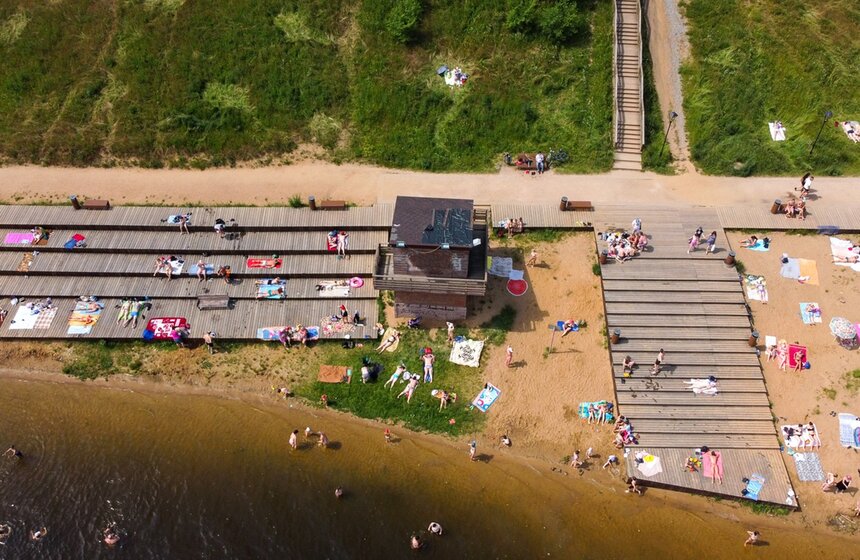 С началом жаркого летнего периода москвичи все охотнее проводят досуг у воды. Не стали исключением и водоемы в Строгино. С учетом ситуации с коронавирусом, необходимо на пляжах соблюдать социальную дистанцию<br />https://www.m24.ru/galleries/gorod/19062020/8677