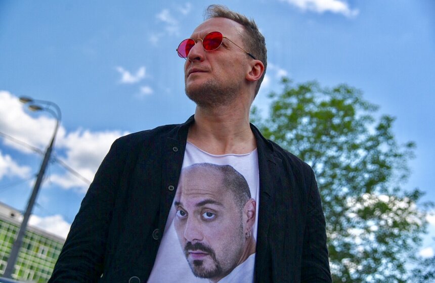 Мещанский суд столицы приговорил режиссера Кирилла Серебренникова к трем годам лишения свободы условно по делу о хищении около 129 миллионов рублей при реализации театрального проекта "Платформа"<br />https://www.m24.ru/galleries/proisshestviya/26062020/8688