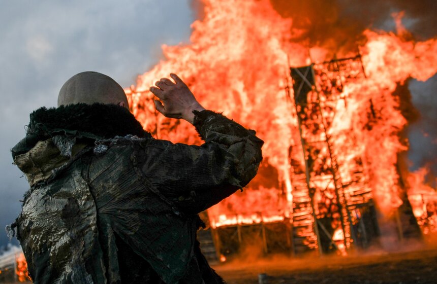 Огромную скульптуру под названием "Сжигая мосты" спалили в парке "Никола-Ленивец" в Калужской области на Масленицу вместо традиционного чучела. Ее изготовили из досок, соломы и строительного мусора. Получилась конструкция высотой 20 метров и длиной 50<br />https://www.m24.ru/galleries/obshchestvo/01032020/8558