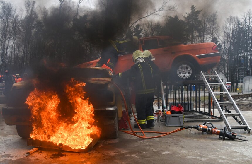 Соревнования по определению лучшей команды по проведению аварийно-спасательных работ при ликвидации ЧС на автомобильном транспорте среди работников ГКУ "ПСЦ" состоялись на учебно-тренировочном полигоне в Апаринках 13 марта <br />https://www.m24.ru/galleries/bezopasnost/16032020/8581