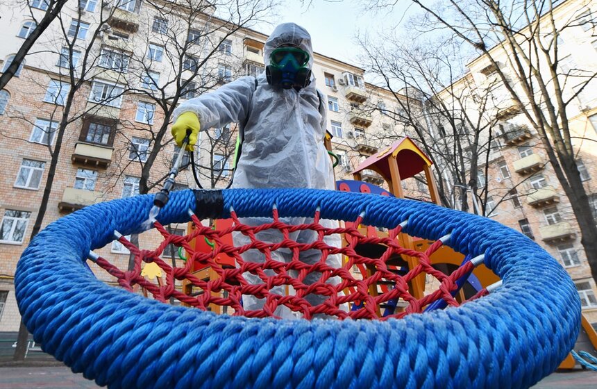 В Москве проводят масштабную дезинфекцию. Дороги, тротуары и межквартальные проезды обработают специальным шампунем, а затем еще и продезинфицируют. На такие меры решили пойти, чтобы предотвратить распространение коронавируса<br />https://www.m24.ru/galleries/gorod/29032020/8595